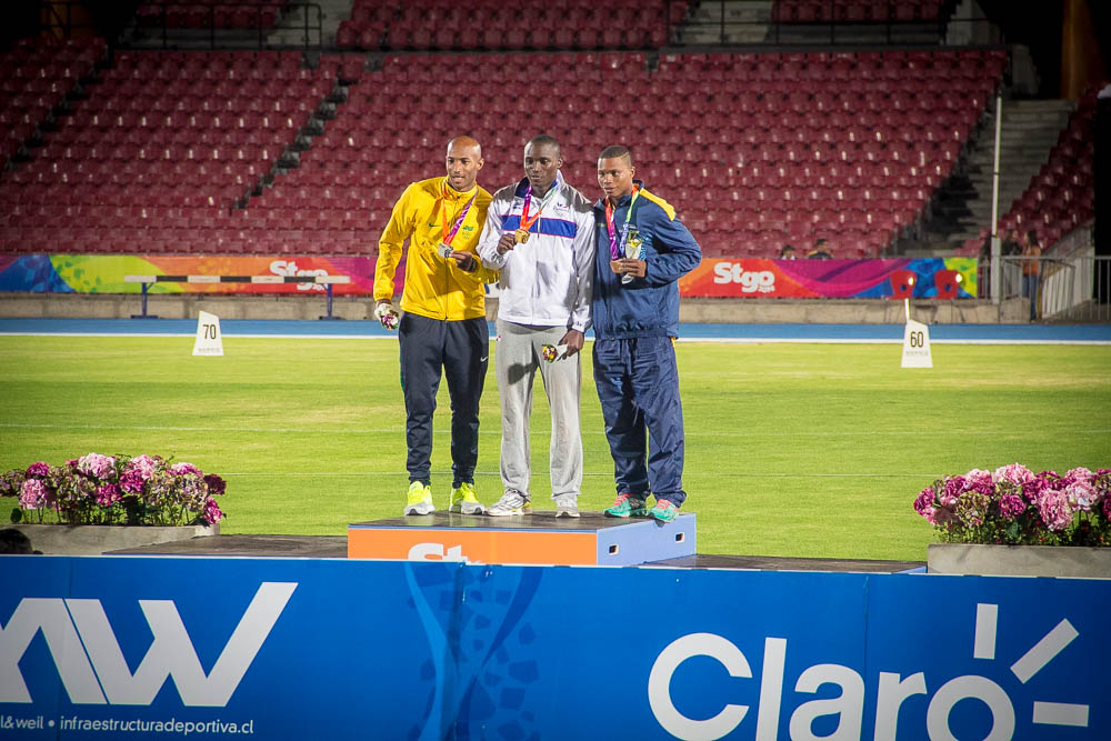 Alonso Edward reinó en la prueba de los 100 metros y darle la medalla de oro a Panamá