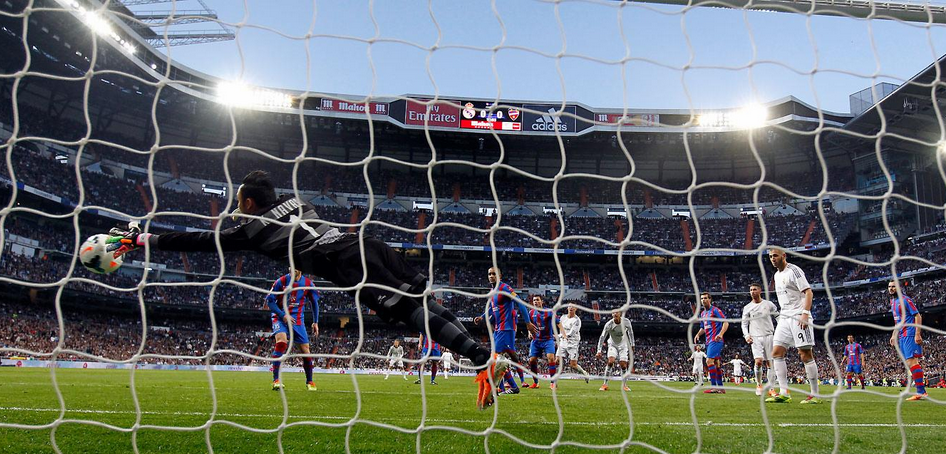 El Madrid lidera, El Atlético acecha y el Barcelona flaquea