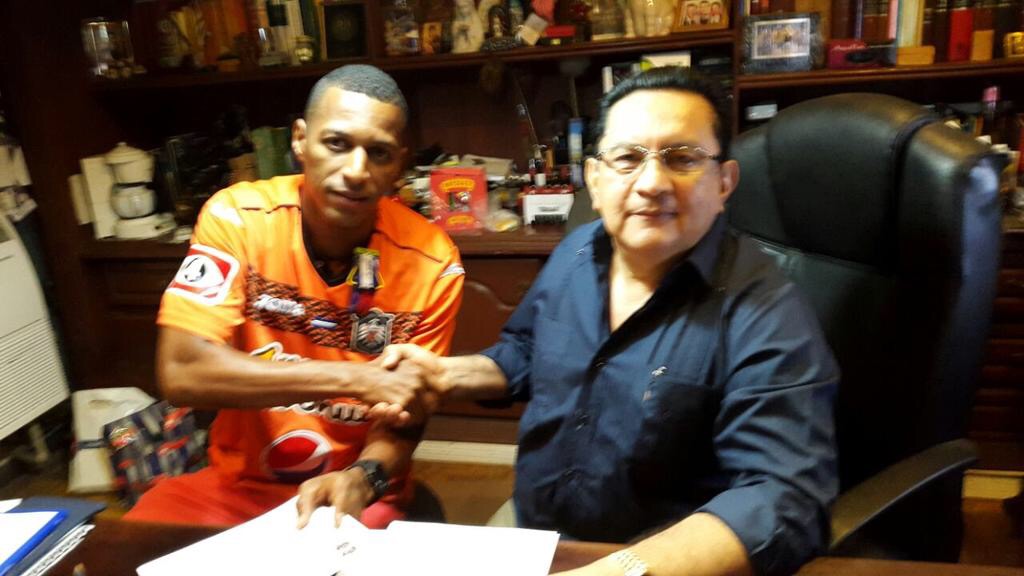 Yuyu Múñoz firma con Águila