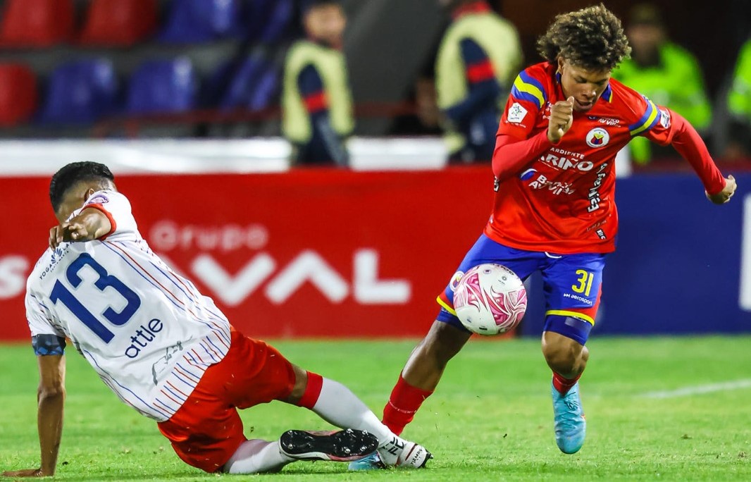 José Bernal hace su primer gol como legionario